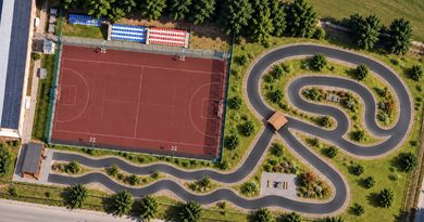 Przy szkole w Małej Wsi powstanie pumptrack. Podpisano umowę na realizację inwestycji